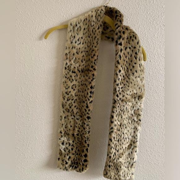 Cheetah Faux Fur Scarf 🌴 - Picture 2 of 3